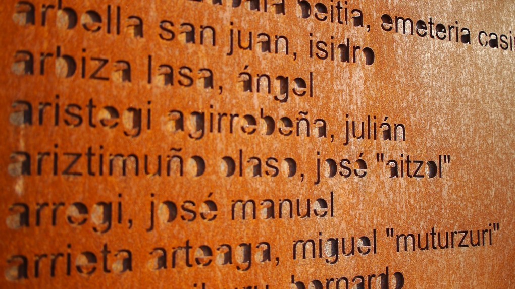 Monumento conmemorativo en el cementerio de Hernani en recuerdo a Aitzol y a otros fusilados y desaparecidos