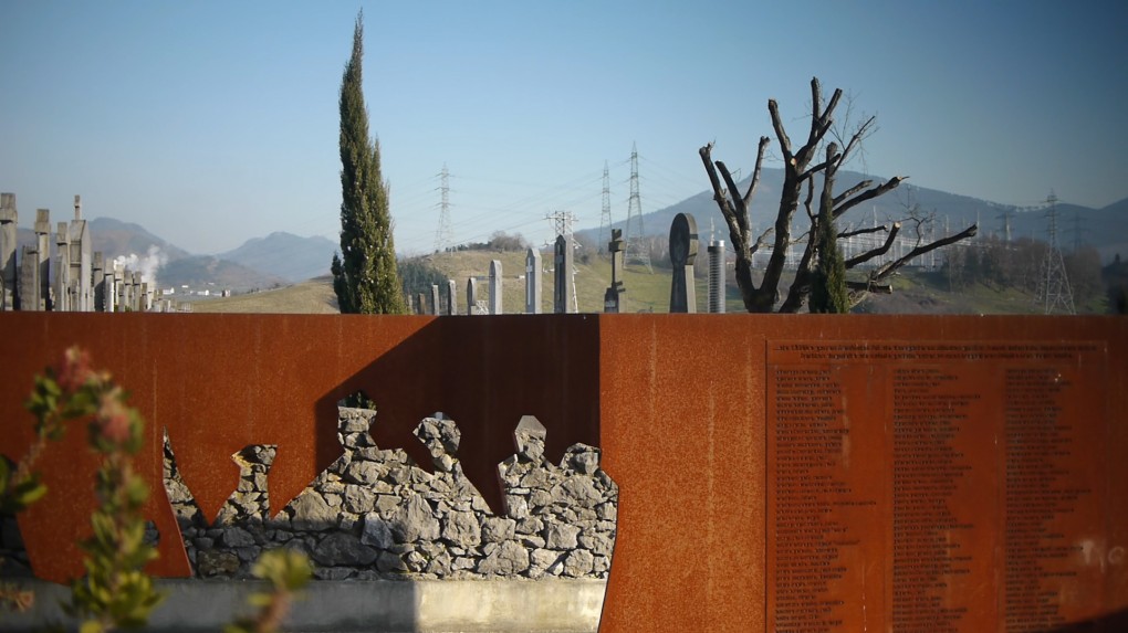 Aitzolen eta beste fusilatu eta desagertuen oroitarria Hernaniko hilerrian