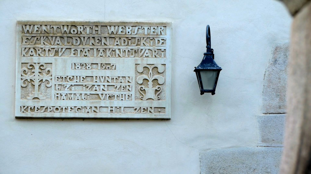 Plaque located in Sara in memory of the English priest Wentworth Webster, author of the stories Basque Legends.