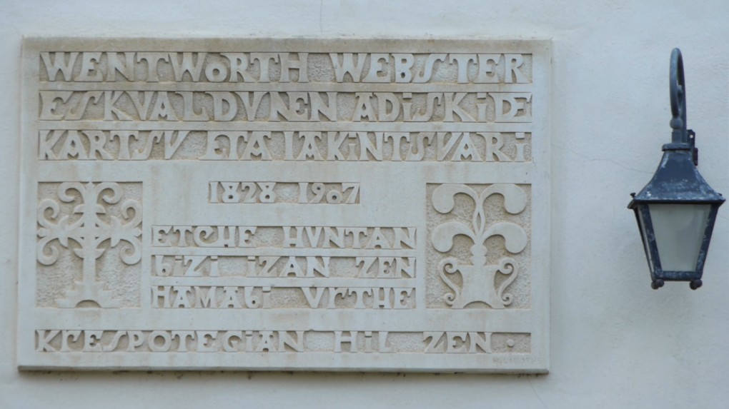 Plaque commémorative à Sare, en hommage à Wentworth Webster, auteur du recueil de contes Basque Legends